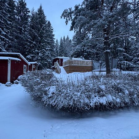 Mysig Stuga I Naevesta Orebro Bagian luar foto