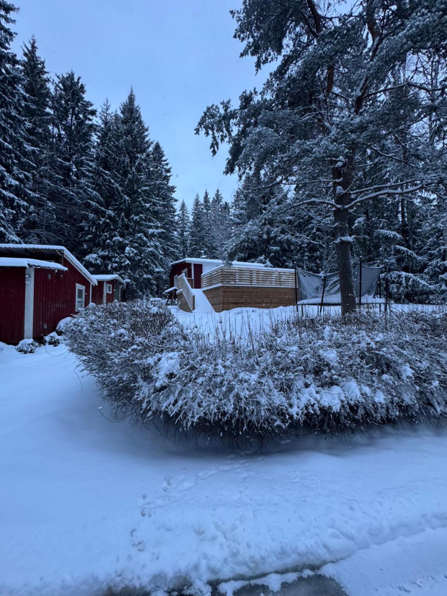 Mysig Stuga I Naevesta Orebro Bagian luar foto