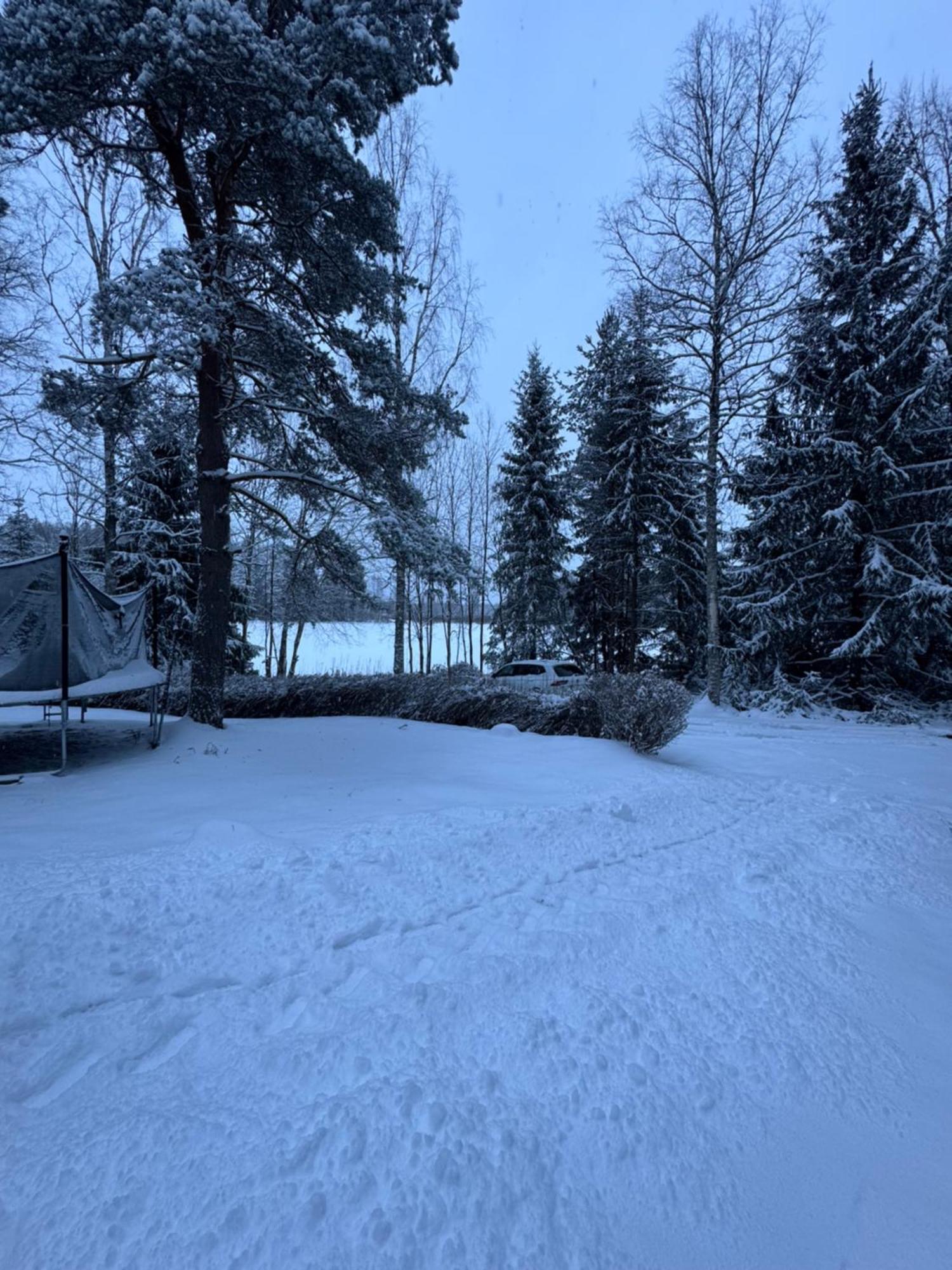 Mysig Stuga I Naevesta Orebro Bagian luar foto