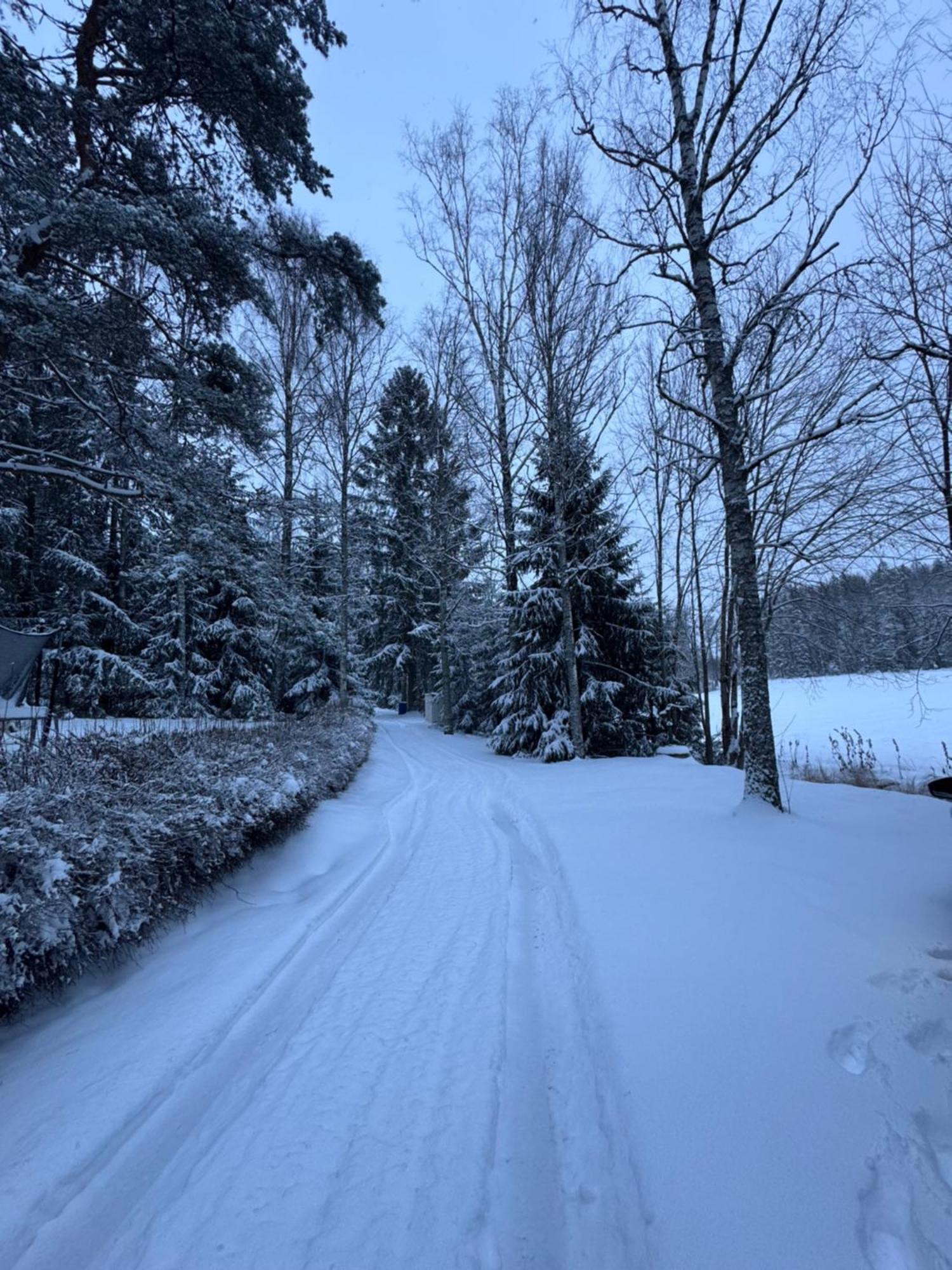 Mysig Stuga I Naevesta Orebro Bagian luar foto
