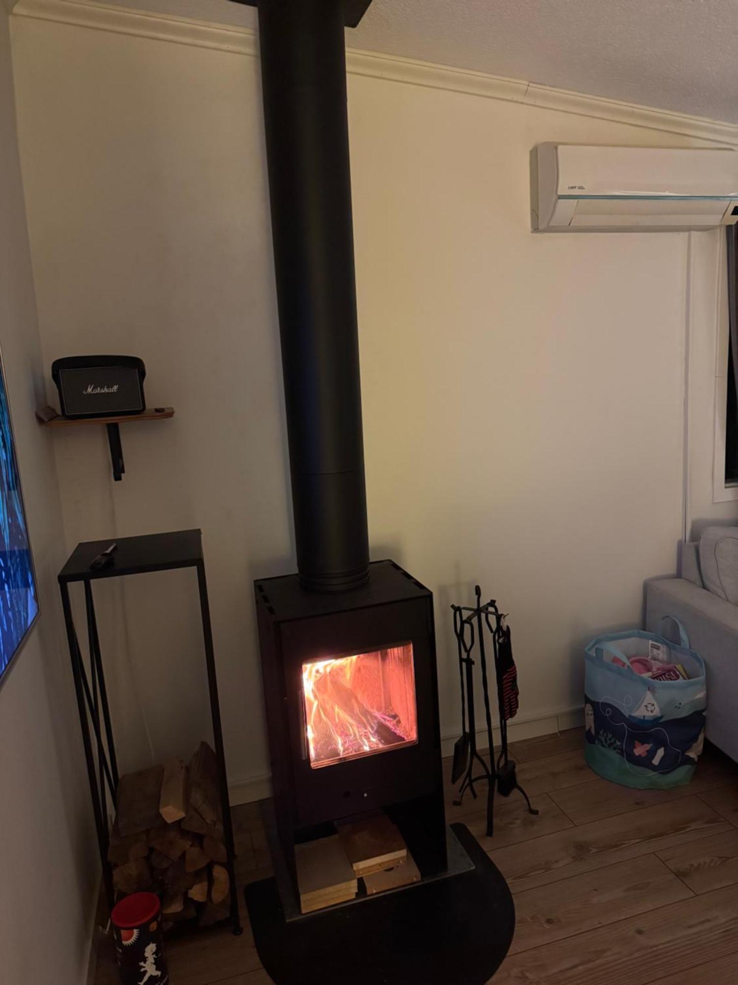 Mysig Stuga I Naevesta Orebro Bagian luar foto